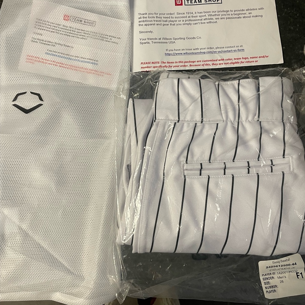 ⚾️⚾️Men’s medium Wilson baseball short pants (also known as knickers)